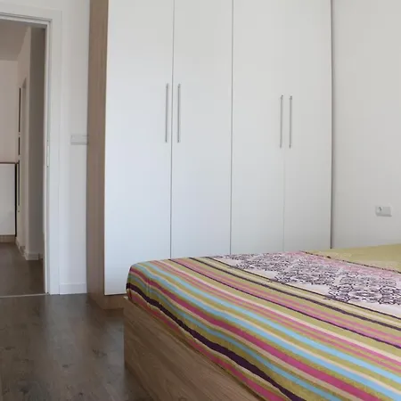 Quiet, Centrally Located & Swimming Pool Warna