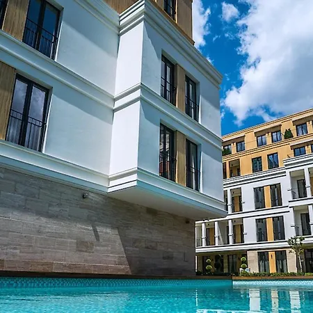 Quiet, Centrally Located & Swimming Pool Apartment Warna