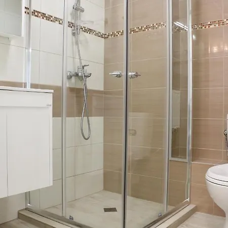 Quiet, Centrally Located & Swimming Pool Apartment Warna