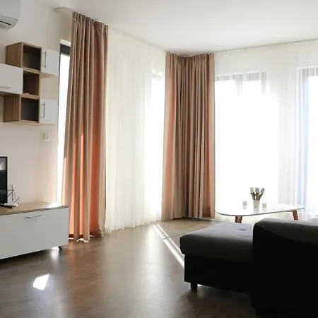 Apartment Quiet, Centrally Located & Swimming Pool Warna